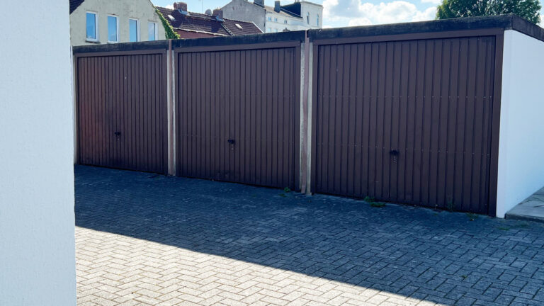 Mietgaragen mit Stahltoren